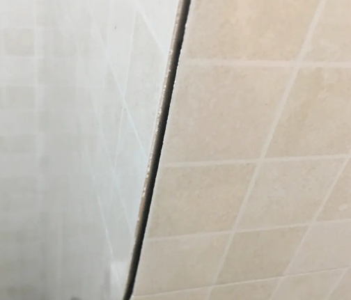 坊子瓷砖空鼓维修公司分享阳台瓷砖脱落的修复过程可以分为以下几个步骤