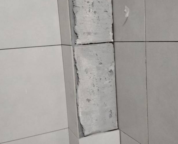 坊子瓷砖空鼓维修公司分享下瓷砖施工前基层浇水润湿程度不足，可能导致以下问题