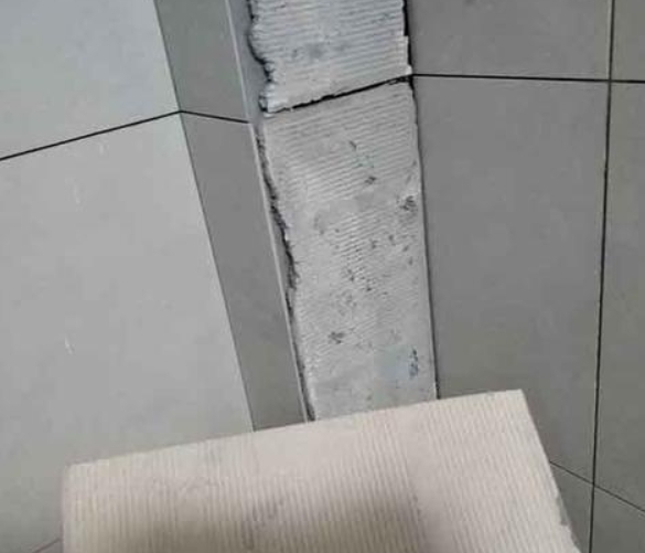 坊子瓷砖空鼓维修公司分享下厨房瓷砖脱落的补救措施。